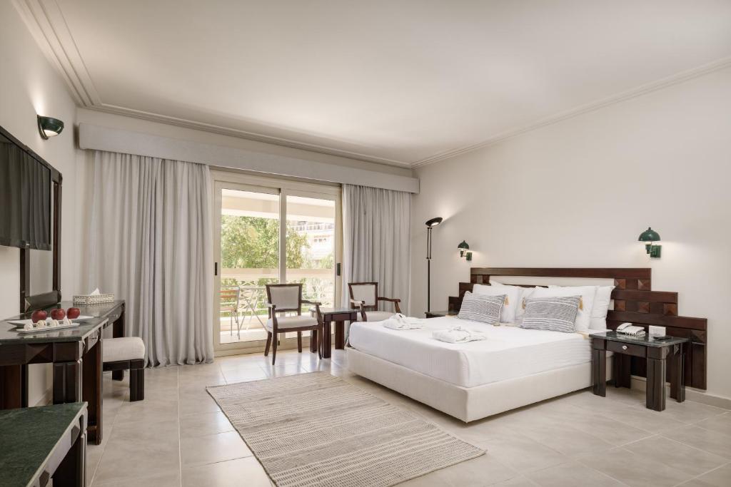 Mūsdienīgs numurs Sindbad Club ar balkonu un apgaismojumu.