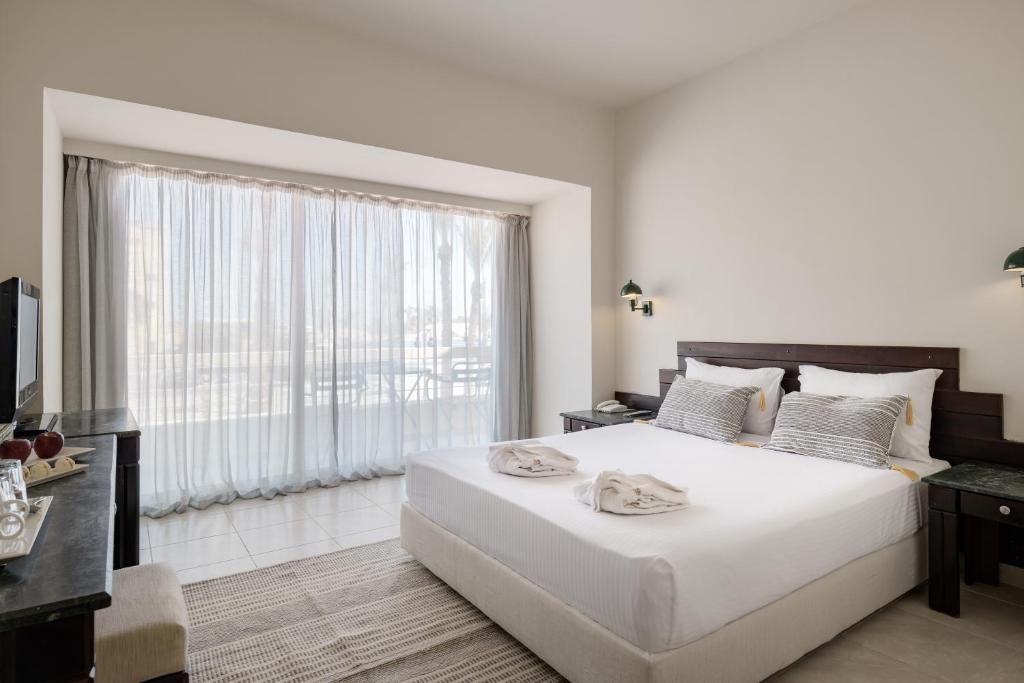 Moderns numurs ar balkonu viesnīcā Sindbad Club piekrastē.