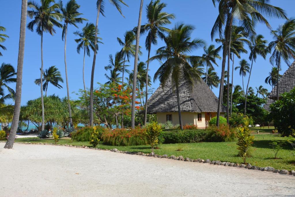 Neptune Pwani Beach Resort & Spa bungalo palmu ieskautā teritorijā