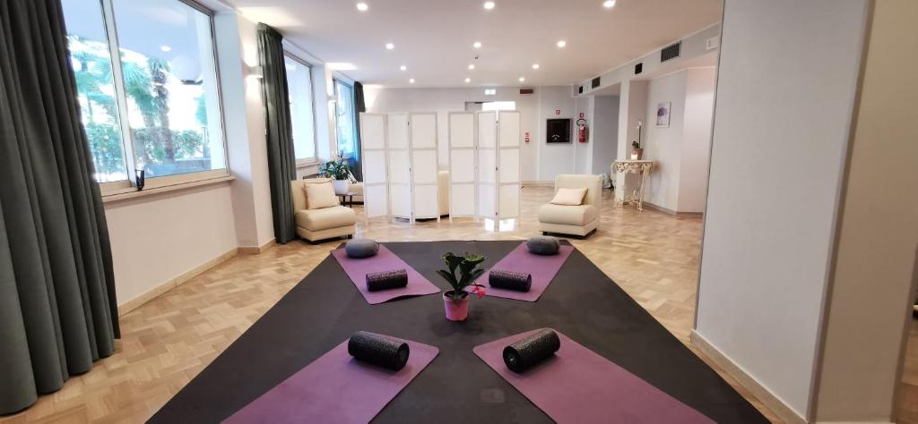 Mierīgas jogas studijas telpas ar paklājiem un rullīšiem, sagatavota nodarbībām. Gaisīga un relaksējoša atmosfēra ar dabīgu apgaismojumu.