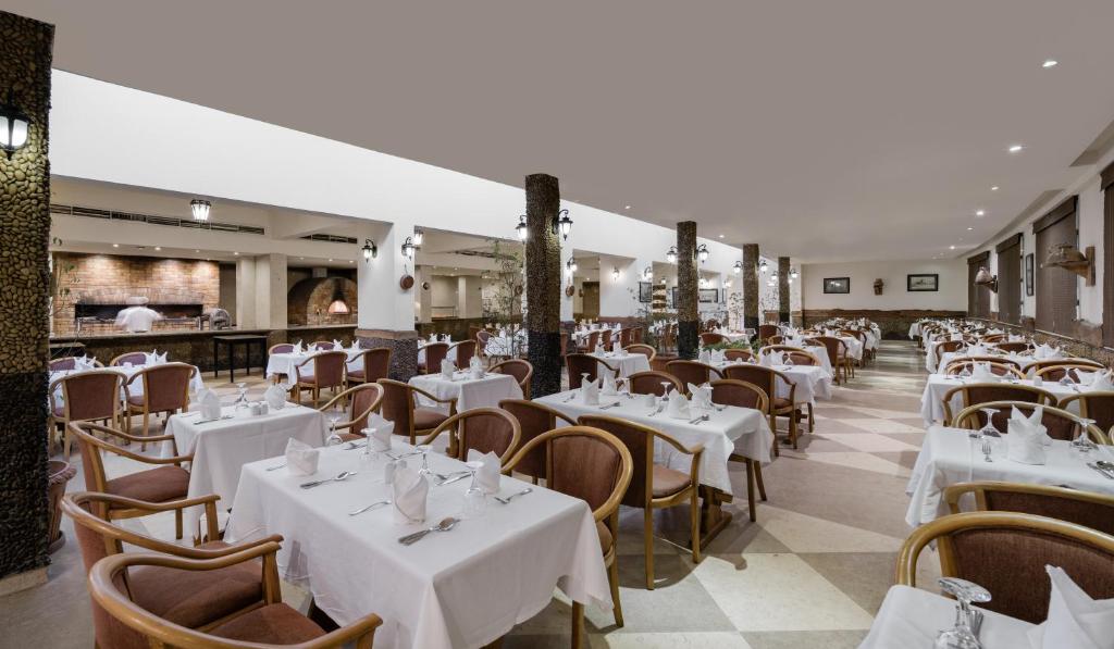 Restorāns ar elegantām galdiem un siltu atmosfēru - Sindbad Club