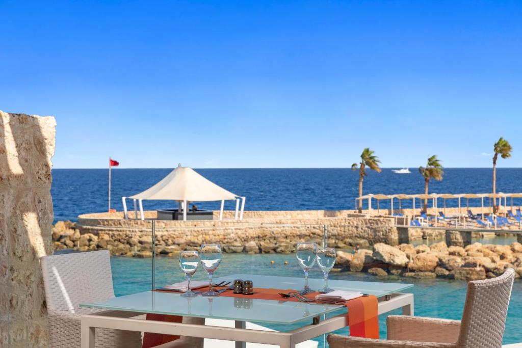 Romantisks galdiņš ar skatu uz jūru pie Pickalbatros Citadel Resort