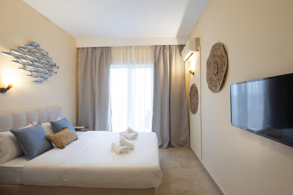 Mūsdienīgs viesnīcas numurs ar ērtu gultu, zilu dekori un televizoru. Labi apgaismots, ar lielu logu un elegantiem aksesuāriem.