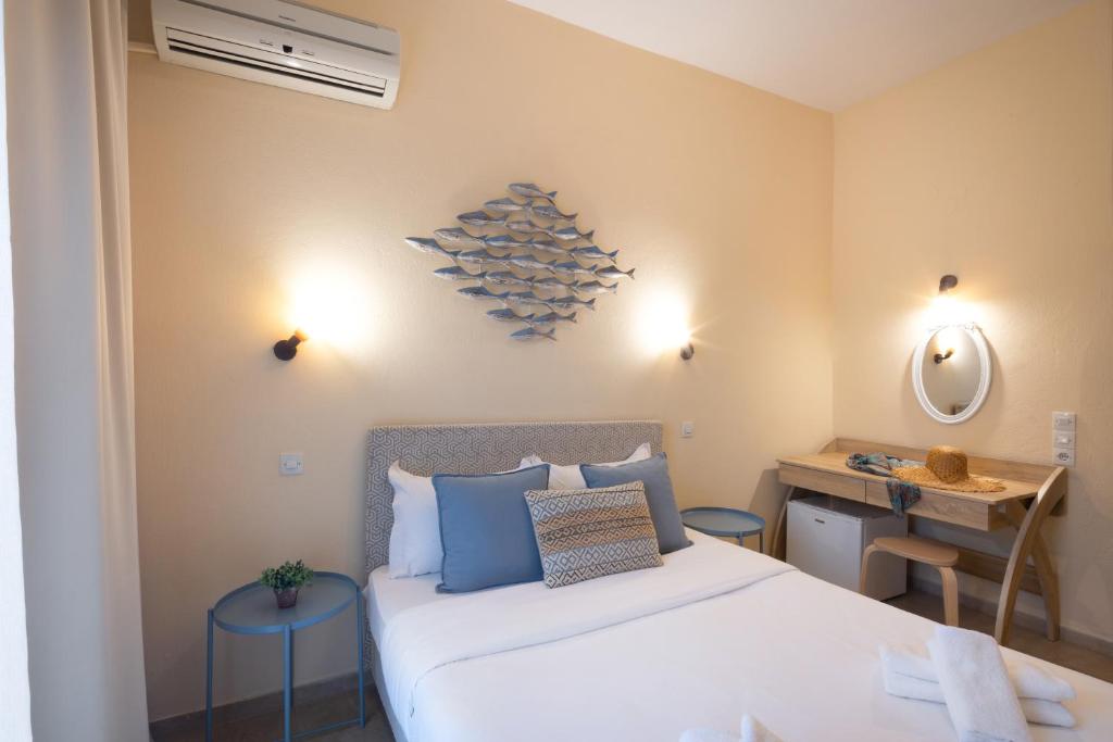 Mūsdienīgs un ērts viesnīcas numurs ar gaisīgu interjeru, dekorēts ar jūras motīvu. Numurā ir gulta, rakstāmgalds un apgaismojums, radot relaksējošu atmosfēru.