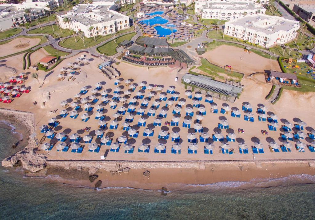 Charmillion Club Resort pludmale ar saulessargiem un baseinu