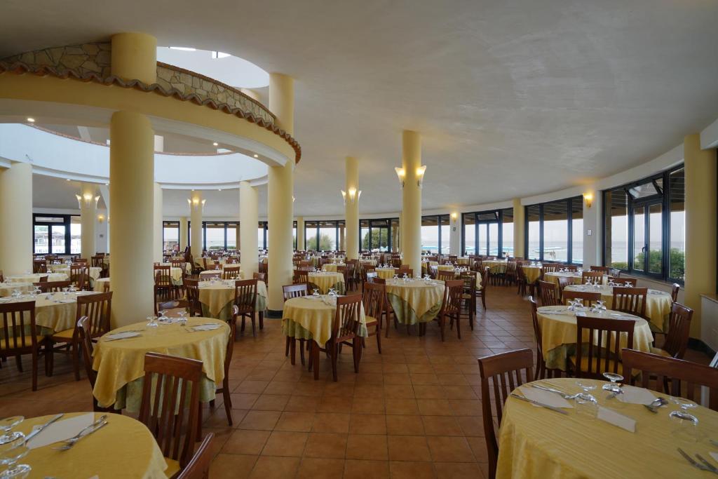 Lielisks restorāns ar plašu, gaišu telpu un elegantām galdiņu uzstādīšanām, ideāls vieta maltīšu baudīšanai. Logi piedāvā skatu uz apkārtni, radot patīkamu atmosfēru.