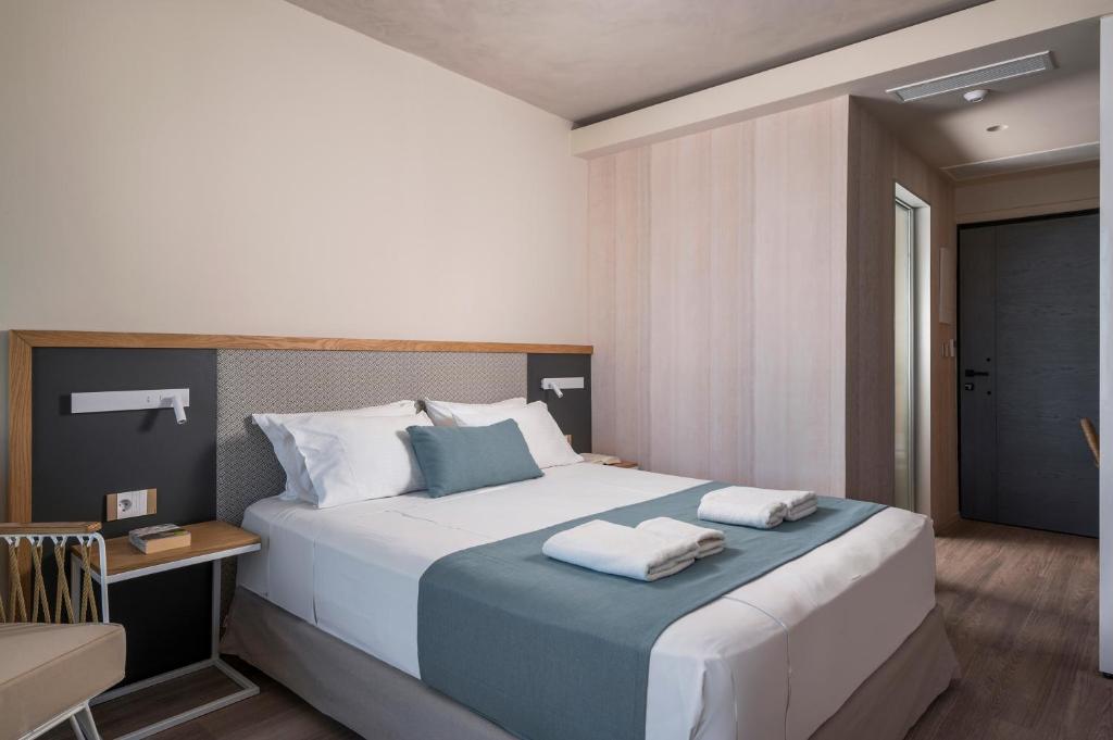 Mūsdienīgs viesnīcas numurs ar divguļamo gultu, ko rotā tīras gultas veļas un eleganta dekora elementi. Interjerā ir koka akcenti un minimālisma stils, radot komfortablu un relaksējošu atmosfēru.