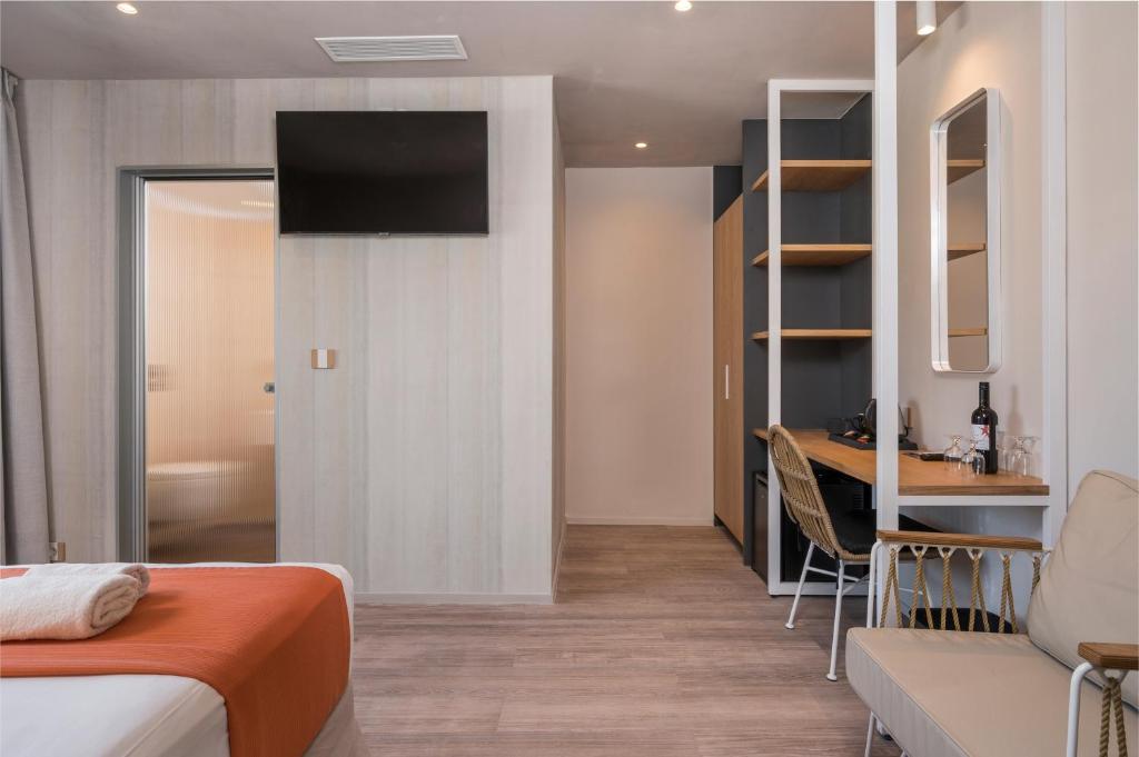 Moderns viesnīcas numurs ar televizoru, rakstāmgaldu un ērtu sēdvietu. Interjers apvieno neitrālus toņus ar koka elementiem.