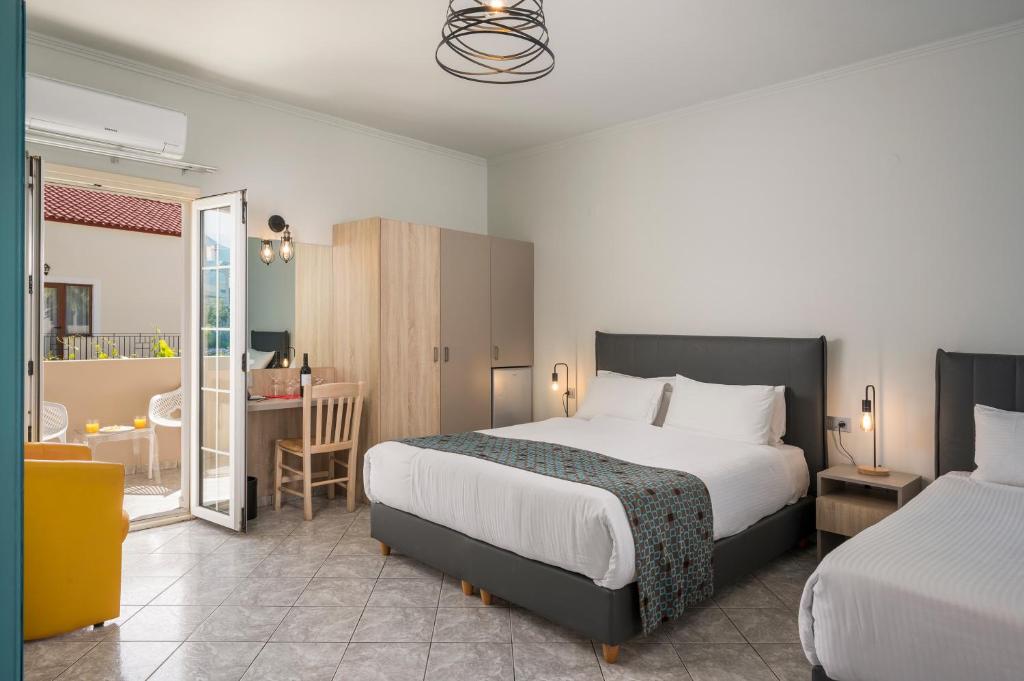 Mūsdienīgs viesnīcas numurs ar divām gultām, rakstāmgaldu un piekļuvi uz balkonu, kur pieejami dzērieni. Interjers ar gaišām krāsām un moderniem apgaismojuma risinājumiem.