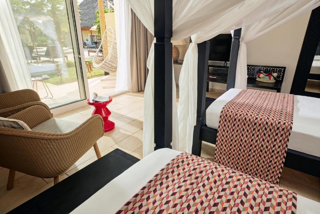 Numurs TUI Blue Bahari Zanzibar ar divguļamām gultām un skatu uz terasi.