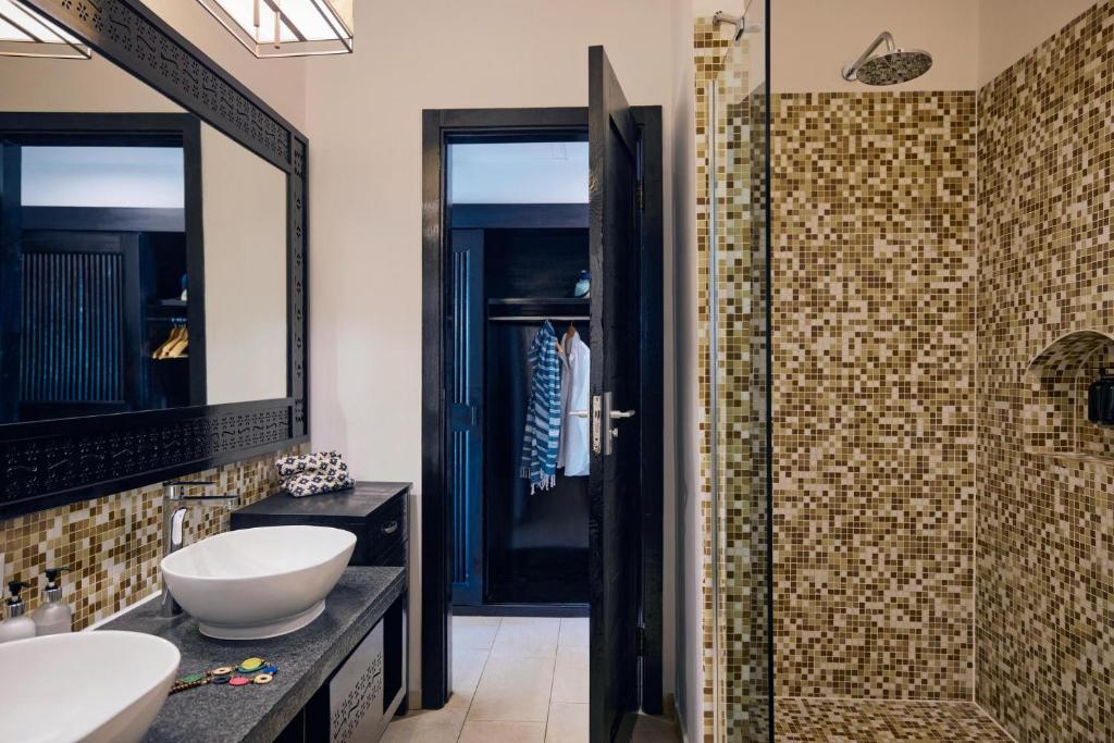 Moderns vannasistabas dizains TUI Blue Bahari Zanzibar.