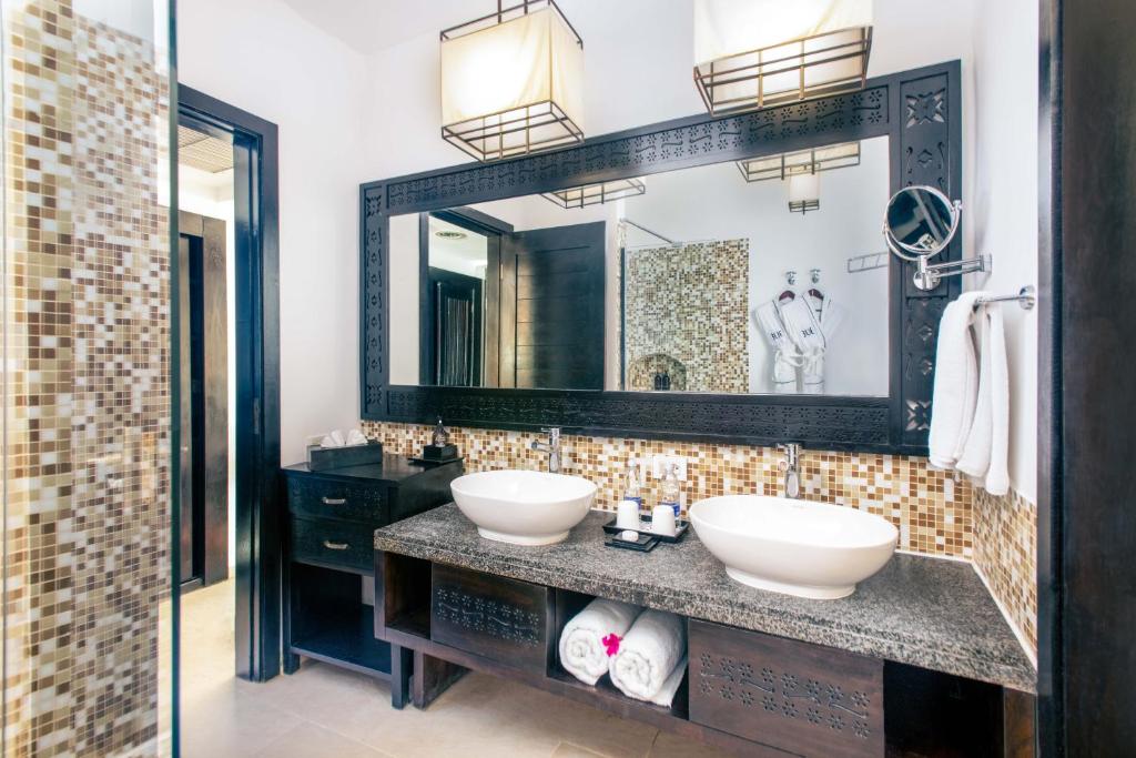 Vannas istaba TUI Blue Bahari Zanzibar viesnīcā ar diviem izlietnes traukiem.