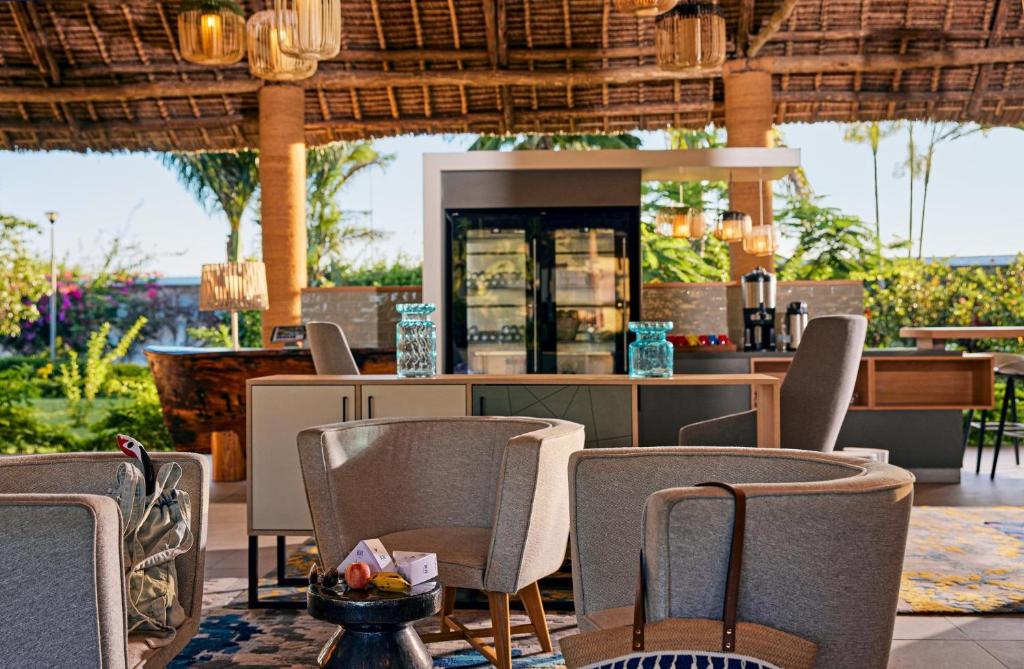 TUI Blue Bahari Zanzibar viesnīcas atpūtas zona ar ērtām mēbelēm.