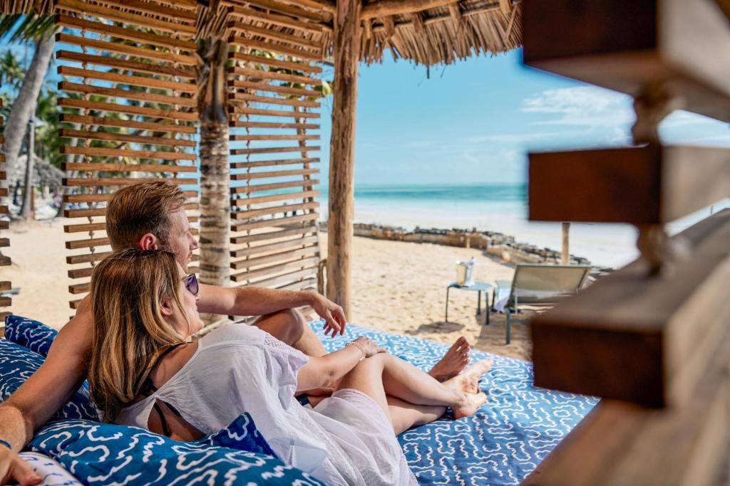 Pāris atpūšas pie pludmales TUI Blue Bahari Zanzibar.
