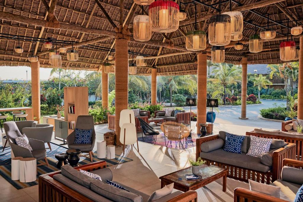 TUI Blue Bahari Zanzibar elegants āra vestibils ar ērtām mēbelēm.