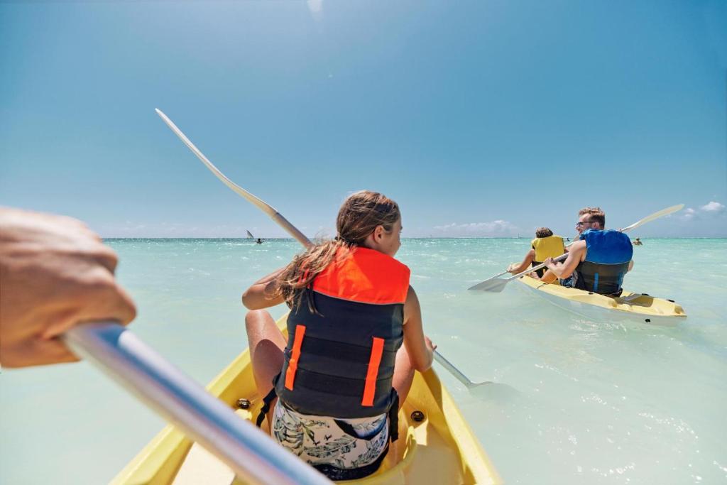 TUI Blue Bahari Zanzibar viesi kanoe laivās kristāldzidrā okeānā
