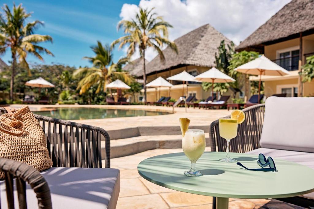 TUI Blue Bahari Zanzibar baseins ar kokteiļiem un atpūtas zonu