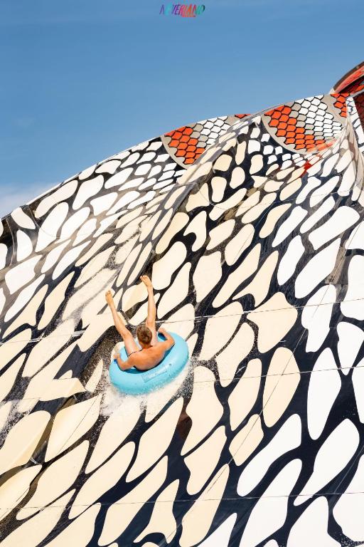 Vīrietis izbauda ūdens slidkalniņu pie Pickalbatros Jungle Aqua Park.