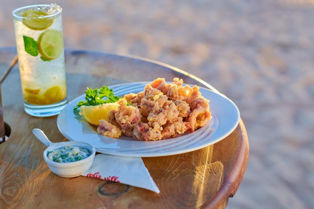 Pēcpusdienas uzkodas pie Maritim Jolie Ville Resort & Casino ar dzērienu.