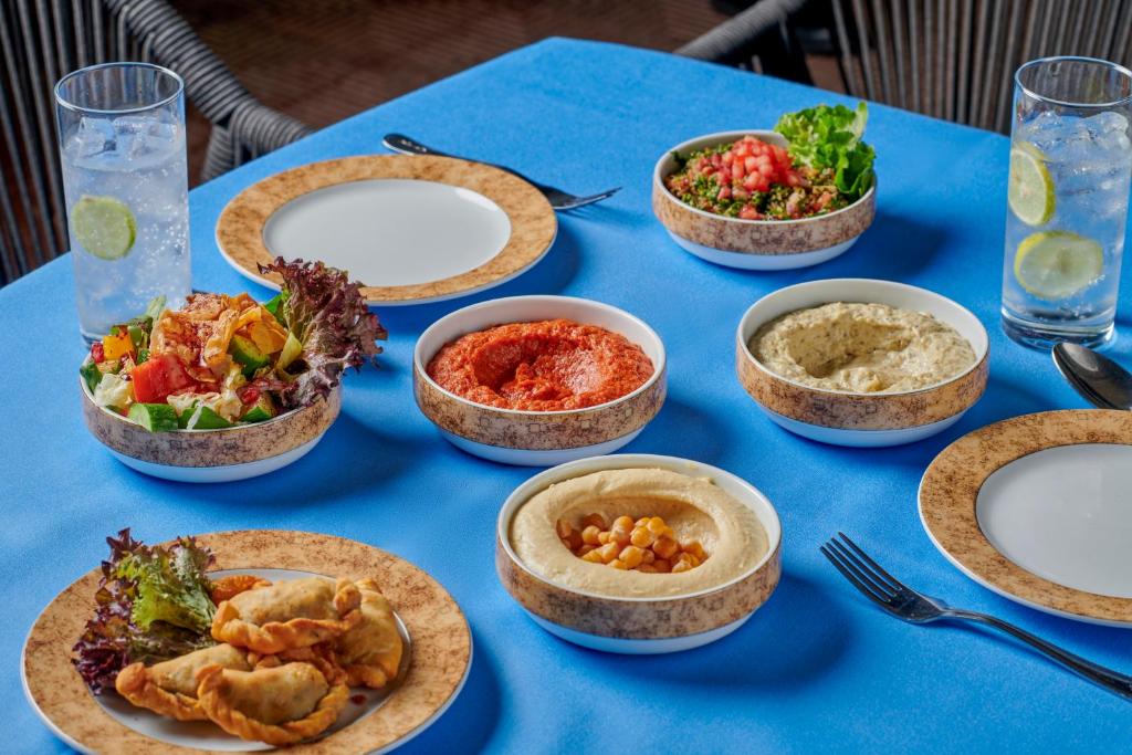 Svaigs ēdiens ar salātiem un humusu Maritim Jolie Ville Resort & Casino