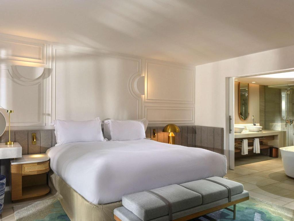 Mūsdienīgs viesnīcas numurs ar ērtu gultu un elegantu interjeru, kurā ir moderni apgaismojuma risinājumi un plaša vannas istaba. Ideāla vieta relaksācijai un komfortam.