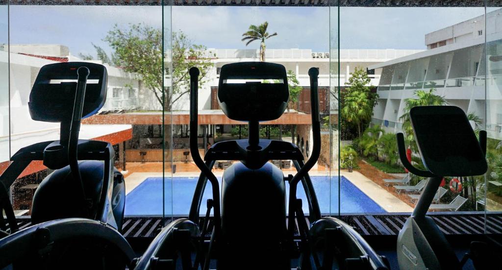 Fitness centrs ar skatu uz baseinu pie Cancun Bay Resort