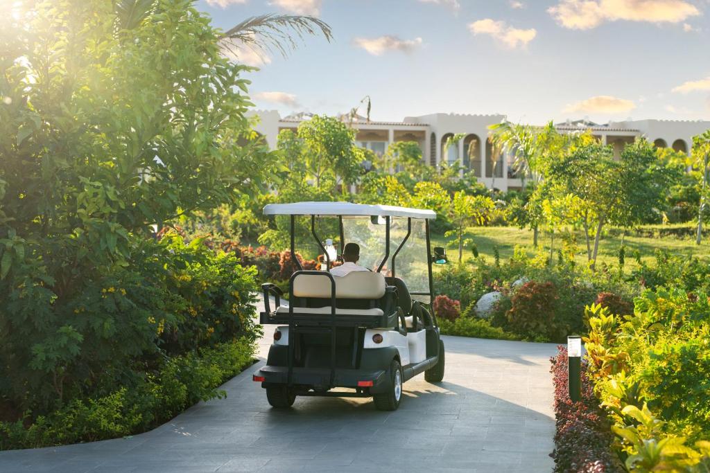 Golfa auto dārzā pie The Mora Zanzibar viesnīcas