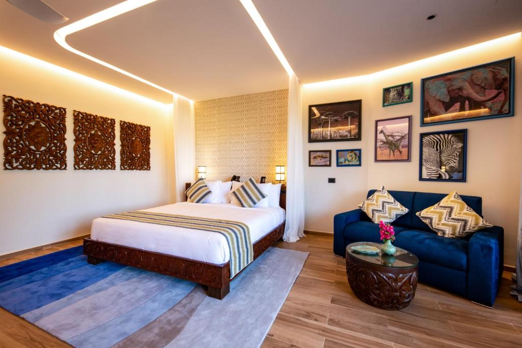 The Mora Zanzibar luksusa numurs ar gultu un dekorācijām.