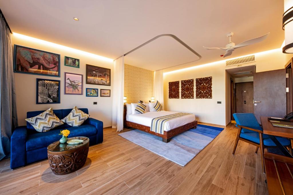 The Mora Zanzibar moderna numura interjers ar mākslas darbiem.