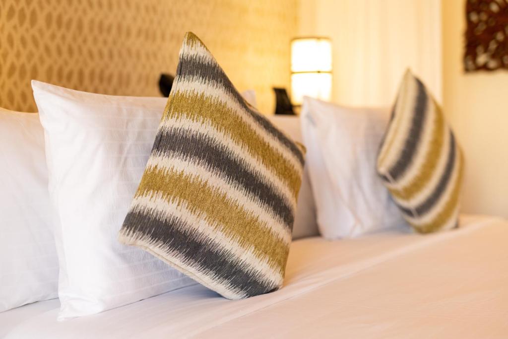 Dekoratīvi spilveni The Mora Zanzibar viesnīcas numurā