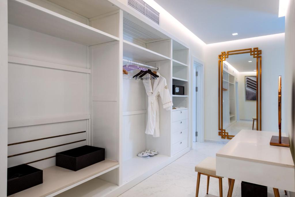 Elegants ģērbtuves skats viesnīcā The Mora Zanzibar.