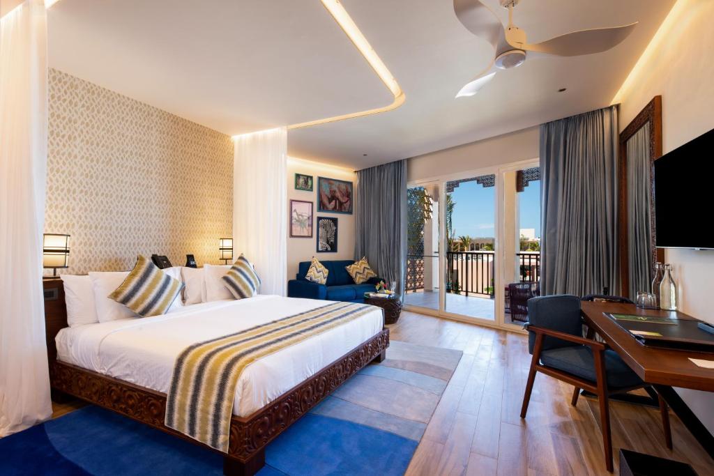 Elegants numurs ar balkonu The Mora Zanzibar viesnīcā.