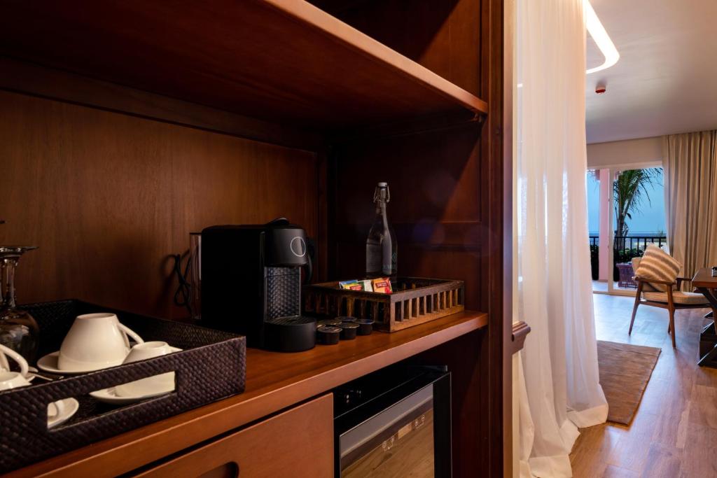 The Mora Zanzibar numura kafijas stūrītis ar skatu uz balkonu.