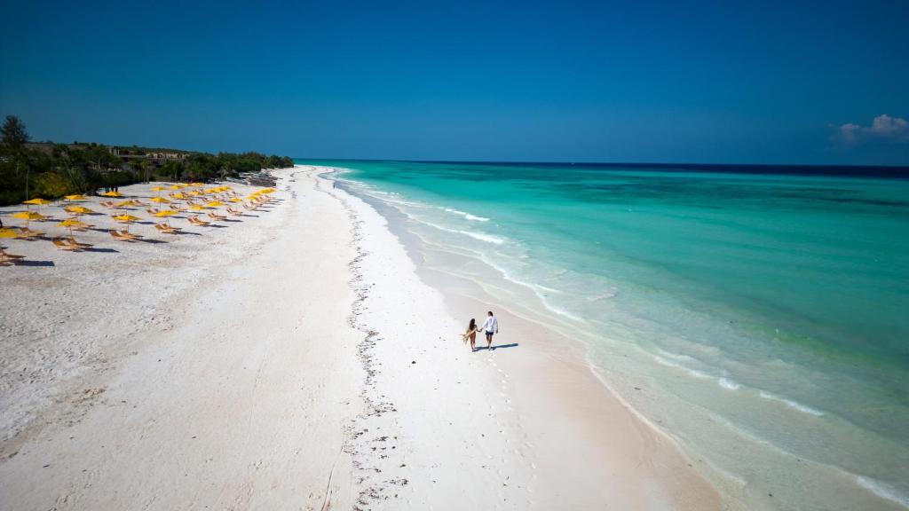 Pludmale pie The Mora Zanzibar ar balto smilšu krastu