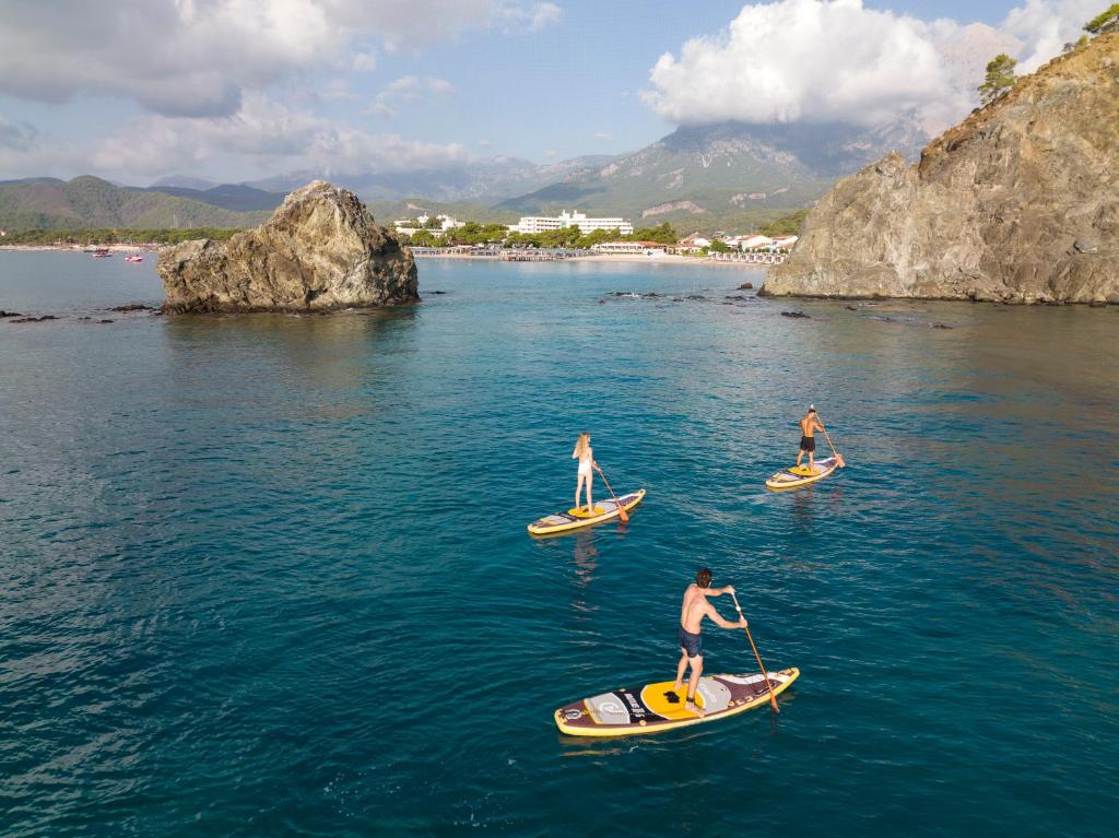 Cilvēki, kas nodarbojas ar SUP pie Rixos Premium Tekirova piekrastes
