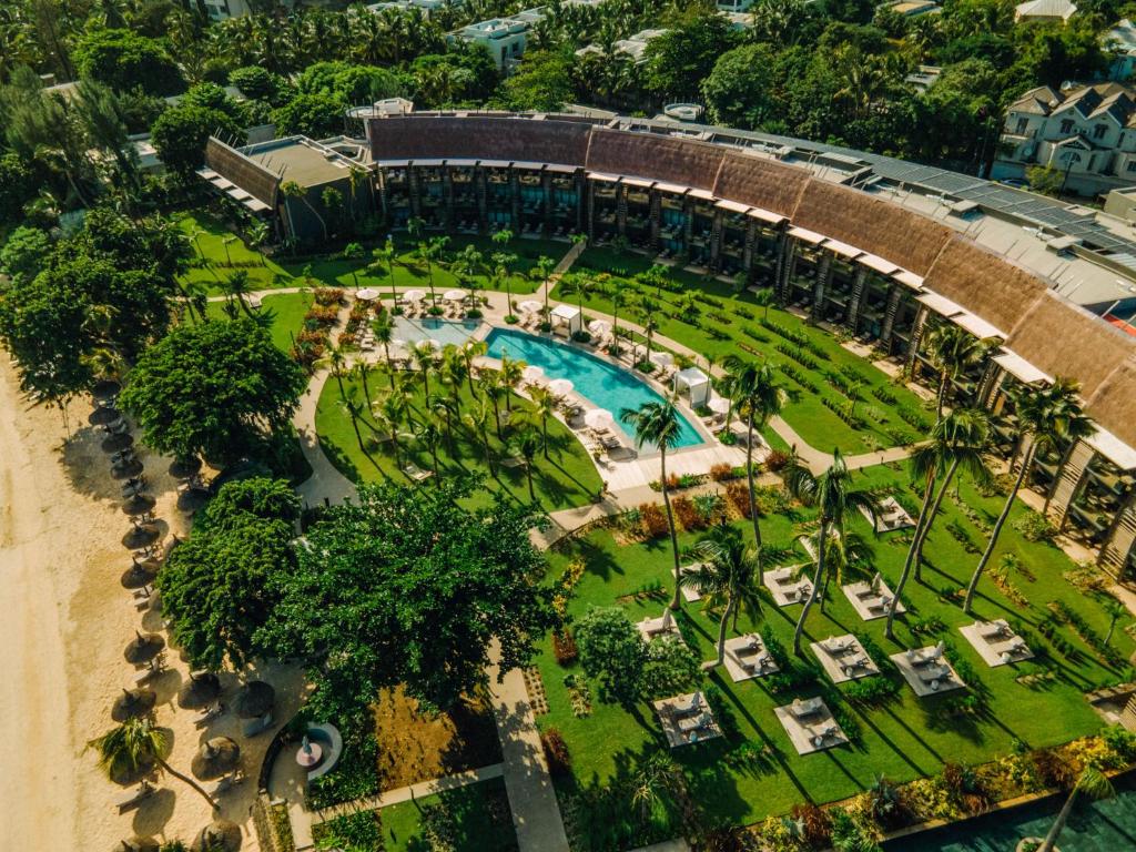 LUX* Grand Baie viesnīca ar peldbaseinu un zaļām zonām piekrastē