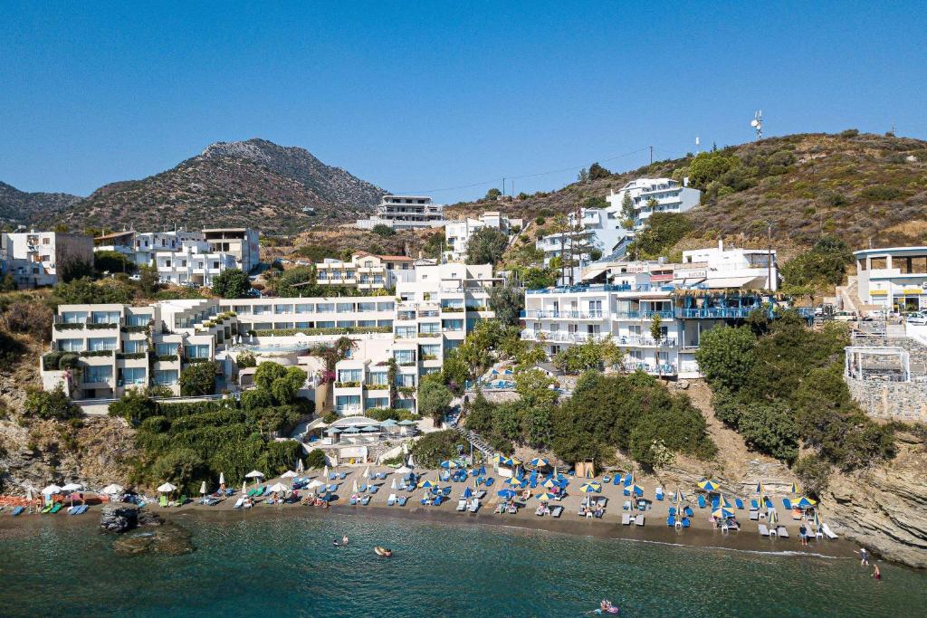 Bali Beach Hotel ar skatu uz piekrasti un kalniem