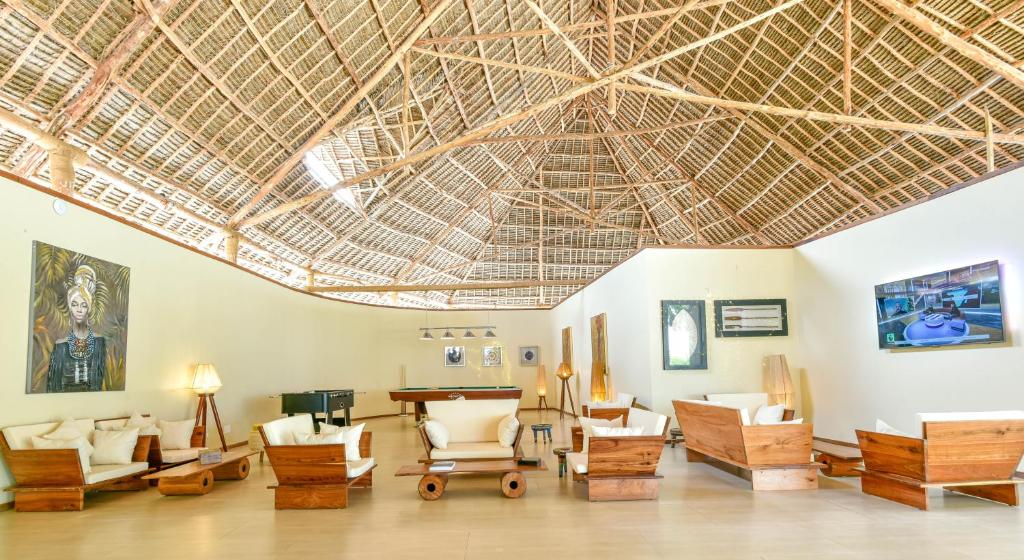 Alma Boutique Hotel eleganta atpūtas telpa ar koka mēbelēm.