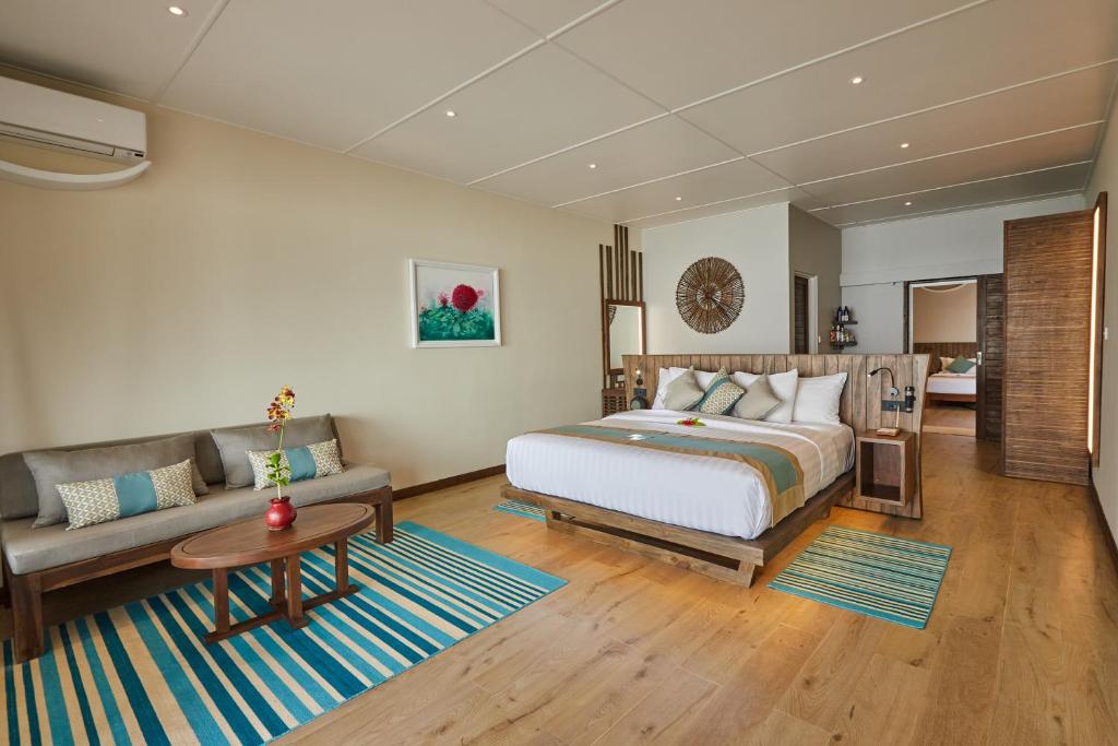 Mūsdienīgs viesnīcas numurs ar koka mēbelēm, komfortablu gultu un viesistabu, dekorēts ar krāsainiem paklājiem un mākslas darbiem. Gaismas un telpas dizains rada patīkamu un relaksējošu atmosfēru.