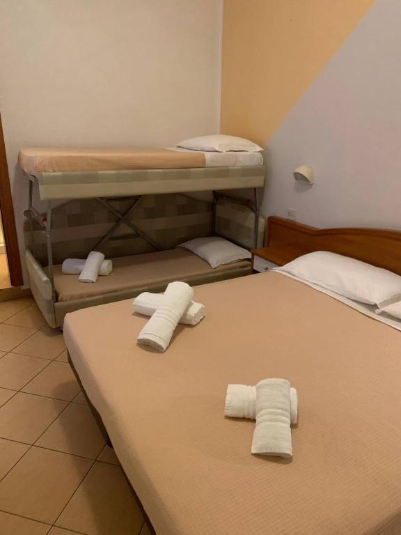 Gultas istaba ar diviem gultām, no kurām viena ir divstāvu gulta. Uz gultām ir novietoti tīri dvieļi, un telpa izskatās sakopta un viesmīlīga.