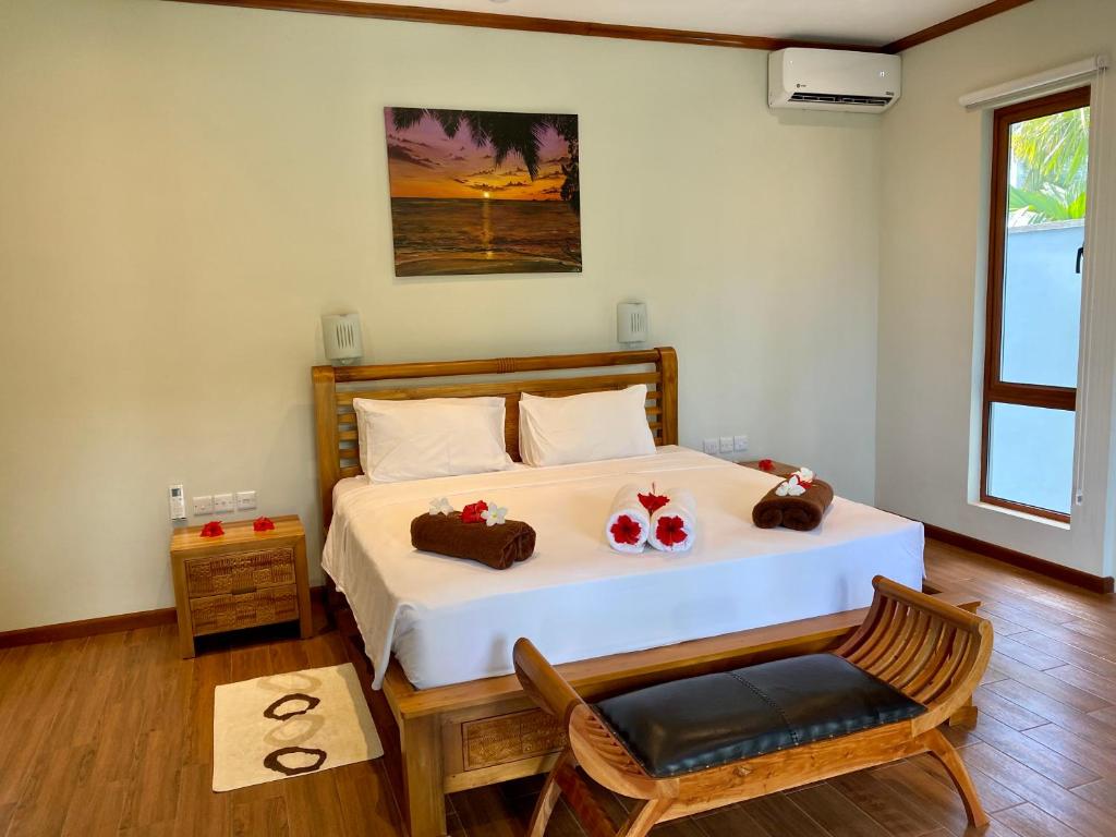 Mūsdienīga guļamistaba ar divguļamo gultu, dekorēta ar ziediem un koka mēbelēm, radot relaksējošu atmosfēru. Logi ļauj ieplūst dabiskajai gaismai un piedāvā skatu uz dārzu.