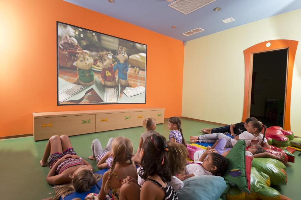 Bērni skatās filmu bērnu telpā Limak Limra Hotel & Resort
