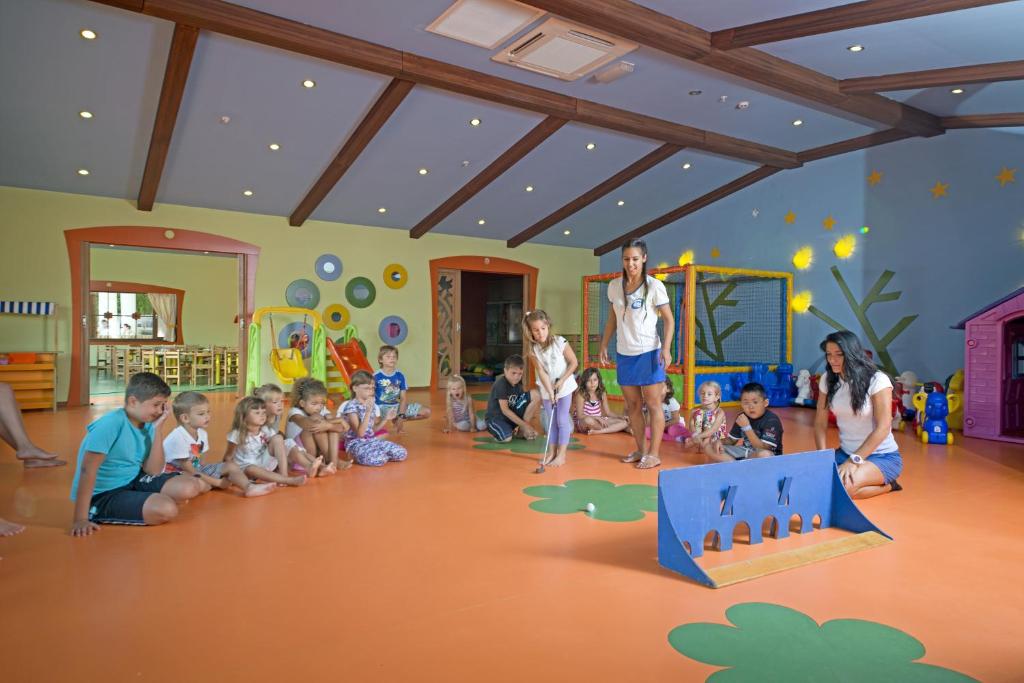 Bērni spēlējas un izklaidējas Limak Limra Hotel & Resort bērnu klubiņā.