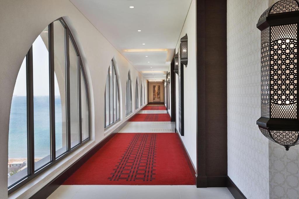 Elegants, moderns koridors ar lieliem logiem, kas piedāvā skatu uz jūru, un sarkanu paklāju, kas piešķir siltumu. Sienas rotā stilizēti gaismas ķermeņi, kas veido atmosfēru.