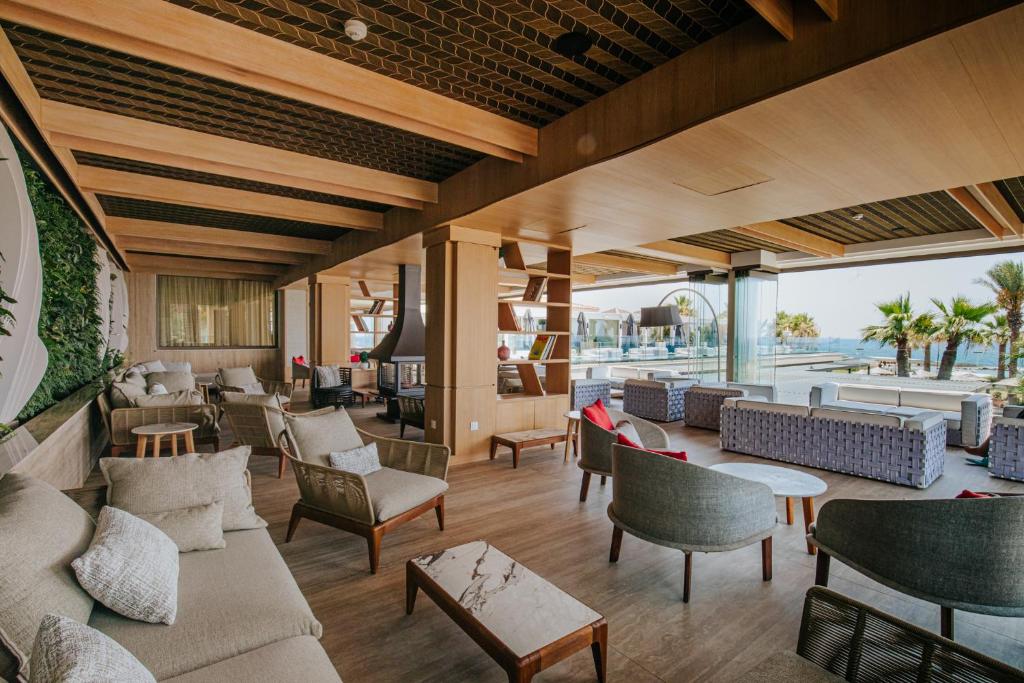 Stilīgs atpūtas telpa Mare Ayia Napa ar skatu uz jūru