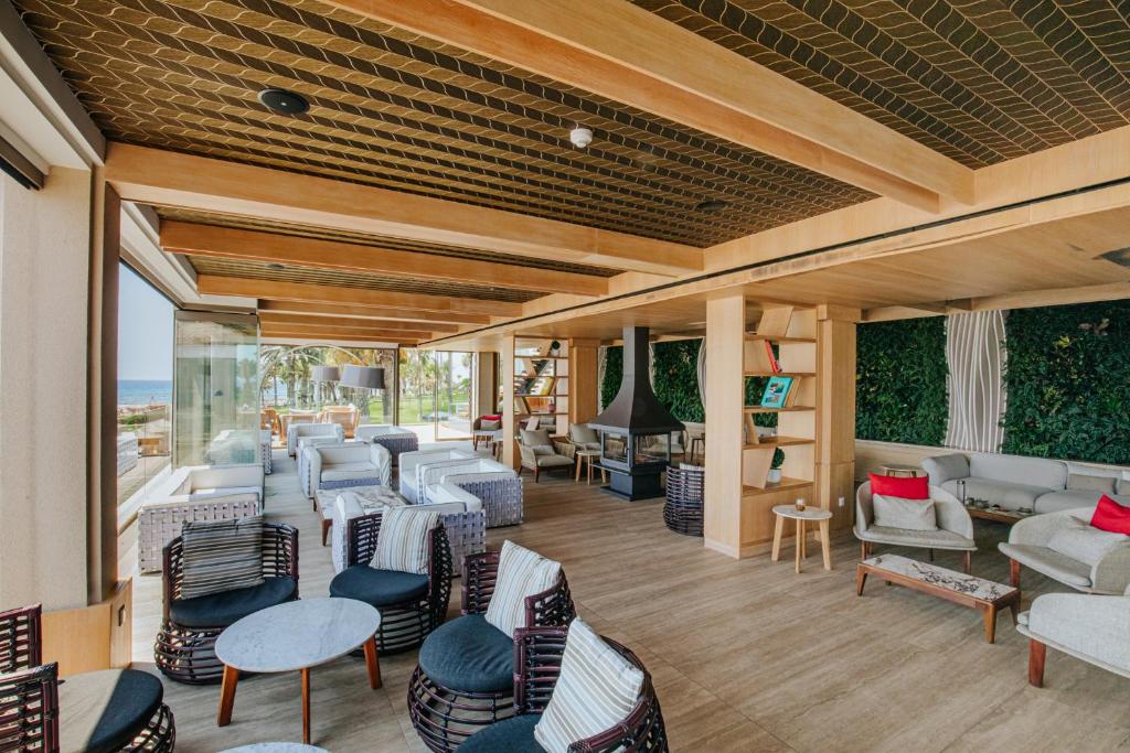 Mare Ayia Napa viesnīcas atpūtas zona ar skatu uz jūru.