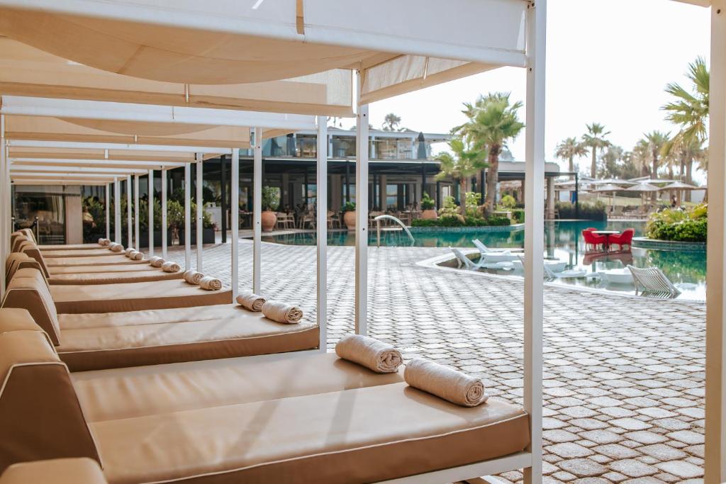 Atpūtas zona pie baseina Mare Ayia Napa viesnīcā.