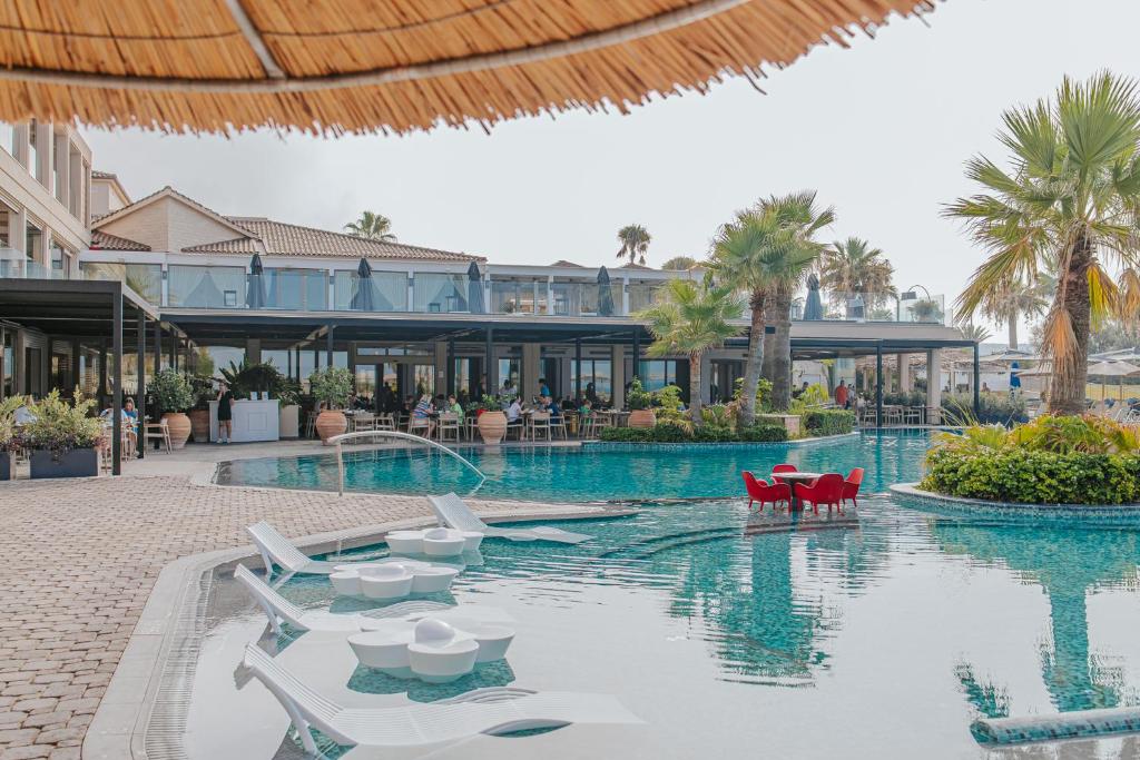 Mare Ayia Napa baseins ar relaksācijas zonu un palmām