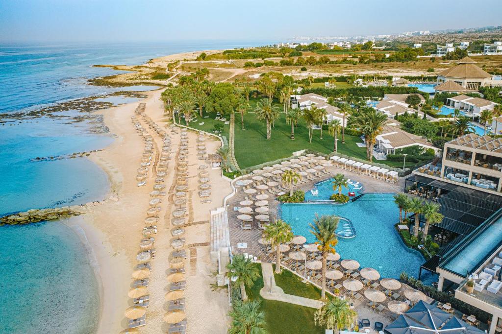 Mare Ayia Napa piekrastes viesnīca ar baseinu un pludmali.