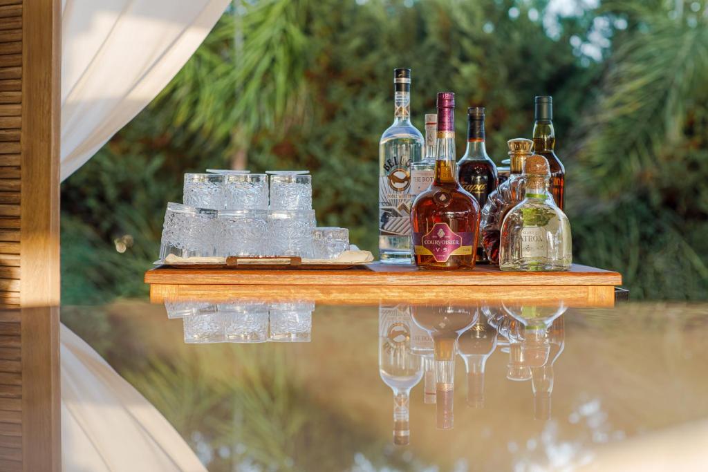 Mare Ayia Napa viesnīcas āra bārs ar dažādiem dzērieniem.